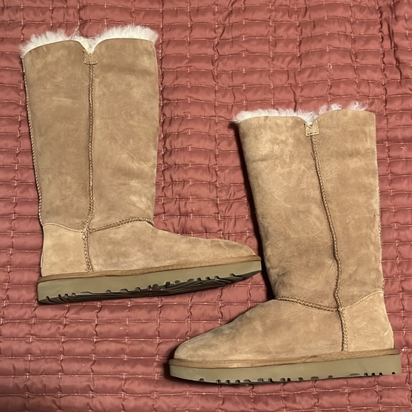 UGG TALL BOOT- button side can be folded down or worn up, size 9 - Picture 2 of 7